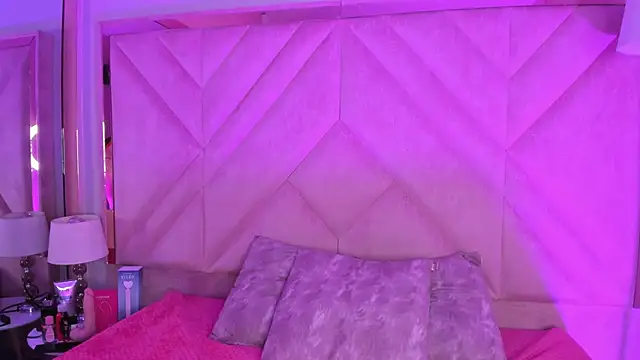 SofiJones  online show from November 10, 2025, 9:36 pm