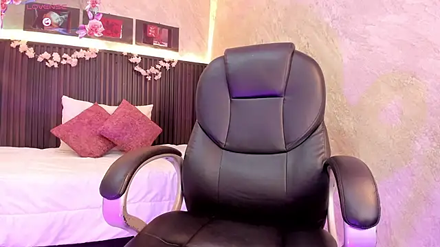 dark  nymph online show from October 11, 2025, 12:26 pm