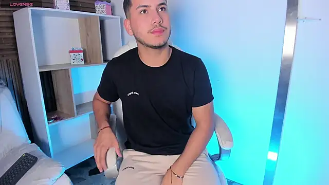 Snapshot of Axel_grey_ chatting on September 10, 2025, 12:38 pm Axel grey online show from September 10, 2025, 12:38 pm