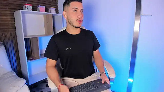 Snapshot of Axel_grey_ chatting on September 20, 2025, 12:39 pm Axel grey online show from September 20, 2025, 12:39 pm