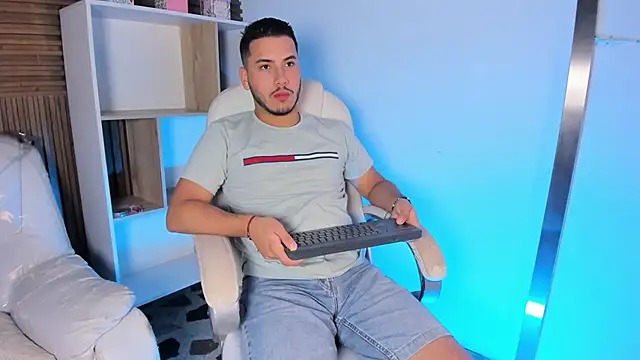 Snapshot of Axel_grey_ chatting on September 23, 2025, 12:30 pm Axel grey online show from September 23, 2025, 12:30 pm