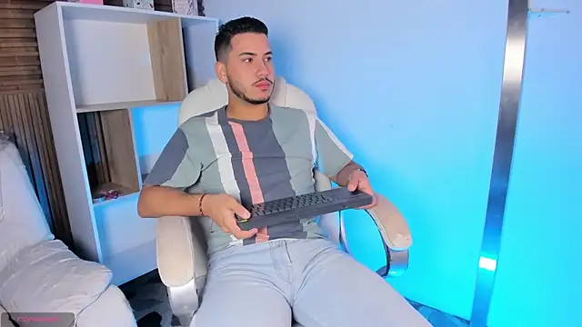 Snapshot of Axel_grey_ chatting on September 25, 2025, 12:20 pm Axel grey online show from September 25, 2025, 12:20 pm