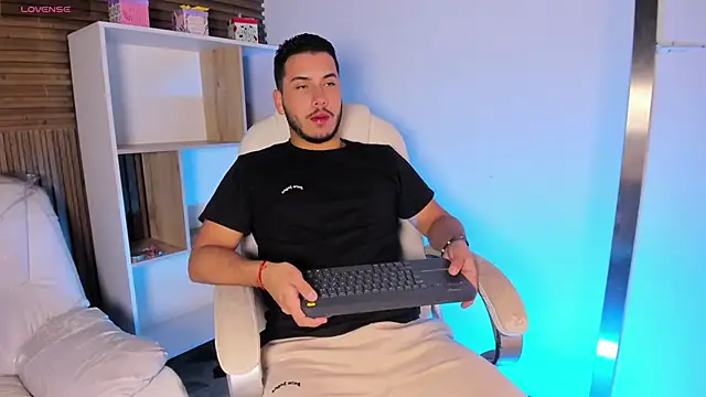 Snapshot of Axel_grey_ chatting on October 3, 2025, 12:24 pm Axel grey online show from October 3, 2025, 12:24 pm