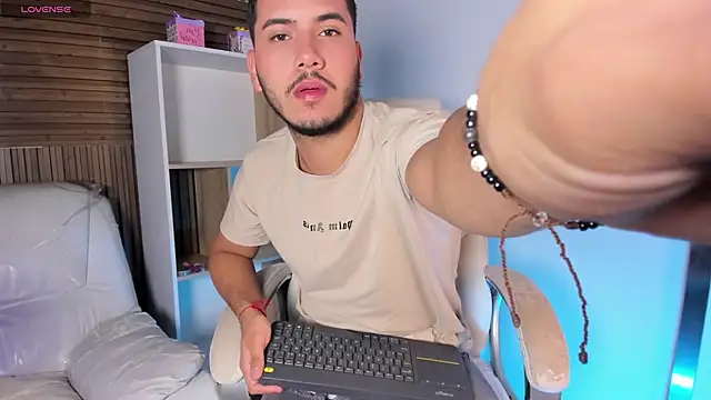 Snapshot of Axel_grey_ chatting on October 4, 2025, 12:25 pm Axel grey online show from October 4, 2025, 12:25 pm