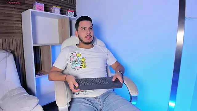 Snapshot of Axel_grey_ chatting on October 7, 2025, 12:13 pm Axel grey online show from October 7, 2025, 12:13 pm