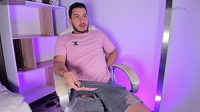 Snapshot of Axel_grey_ chatting on October 15, 2025, 12:27 pm Axel grey online show from October 15, 2025, 12:27 pm