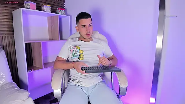 Snapshot of Axel_grey_ chatting on October 17, 2025, 12:19 pm Axel grey online show from October 17, 2025, 12:19 pm