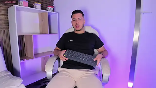 Snapshot of Axel_grey_ chatting on October 18, 2025, 12:17 pm Axel grey online show from October 18, 2025, 12:17 pm