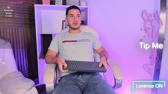 Snapshot of Axel_grey_ chatting on November 18, 2025, 12:42 pm Axel grey online show from November 18, 2025, 12:42 pm