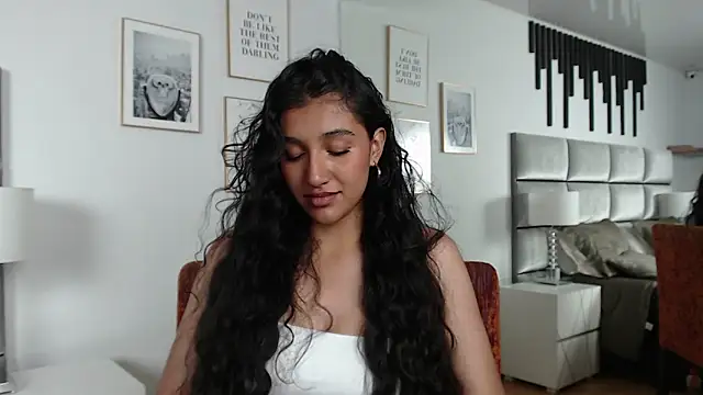 ValentiinaCruz online show from November 13, 2025, 9:47 pm