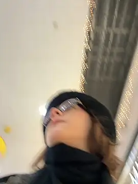 Snapshot of Only_April chatting on December 5, 2025, 8:01 am Only April online show from December 5, 2025, 8:01 am