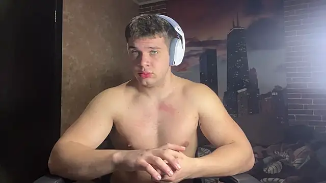 MusclePhantom online show from April 16, 2026, 9:39 pm