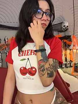 eviegothel  online show from November 5, 2025, 8:20 pm