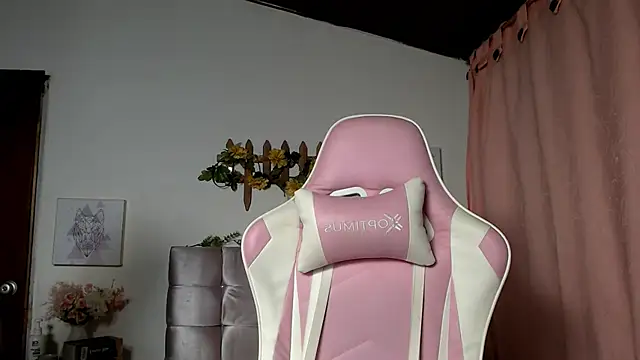 SophiaaLee online show from April 15, 2026, 11:38 pm