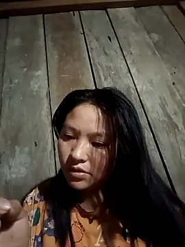 Snapshot of MuiNay chatting on November 17, 2025, 10:37 pm MuiNay online show from November 17, 2025, 10:37 pm