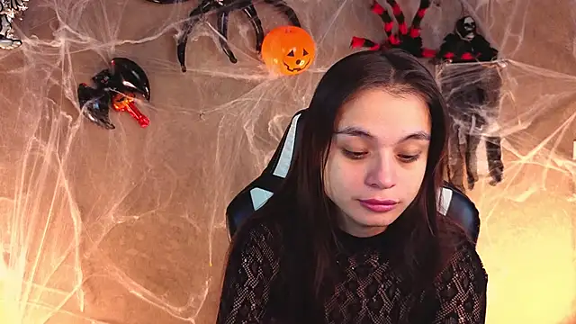 Leila Hefner online show from October 31, 2025, 2:23 am