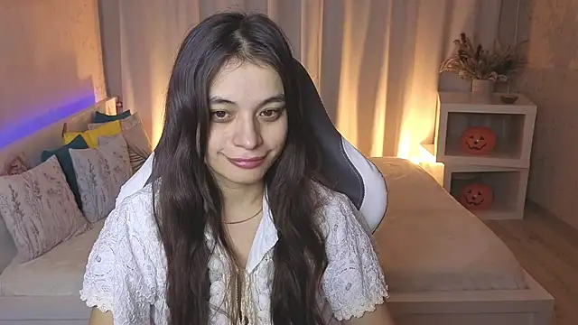 Leila Hefner online show from November 14, 2025, 2:43 am