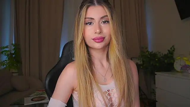 Snapshot of GeorginaHarn chatting on May 22, 2026, 8:10 am GeorginaHarn online show from May 22, 2026, 8:10 am