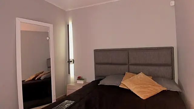 Emma  clark  online show from April 10, 2026, 12:54 pm