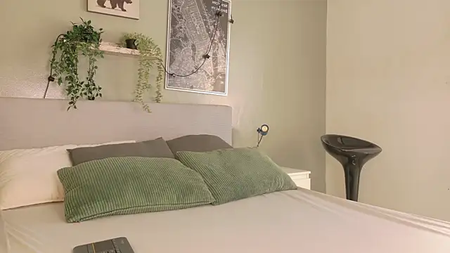 Nickifox   online show from October 21, 2025, 7:25 pm