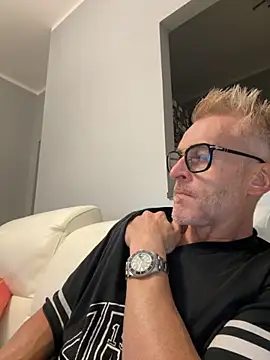 Snapshot of Axl_hot chatting on September 26, 2025, 7:51 pm Axl hot online show from September 26, 2025, 7:51 pm