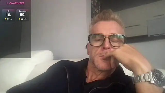 Snapshot of Axl_hot chatting on September 27, 2025, 12:32 pm Axl hot online show from September 27, 2025, 12:32 pm