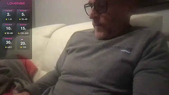 Snapshot of Axl_hot chatting on October 10, 2025, 7:57 pm Axl hot online show from October 10, 2025, 7:57 pm