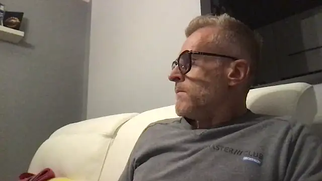 Snapshot of Axl_hot chatting on November 4, 2025, 5:23 pm Axl hot online show from November 4, 2025, 5:23 pm