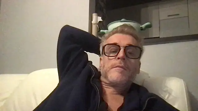 Axl hot online show from February 10, 2026, 8:13 pm