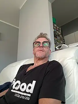 Axl hot online show from February 19, 2026, 12:23 pm