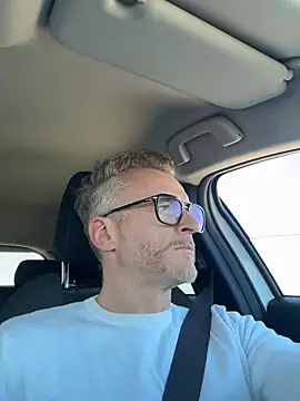 Axl hot online show from April 3, 2026, 3:21 pm