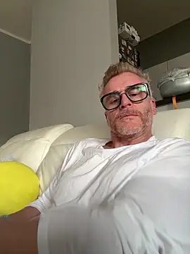 Axl hot online show from April 10, 2026, 5:17 pm