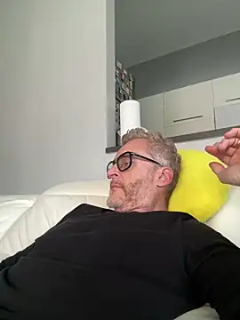 Axl hot online show from April 18, 2026, 12:20 pm