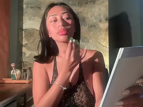 Snapshot of LittleHermes chatting on October 27, 2025, 2:37 am LittleHermes online show from October 27, 2025, 2:37 am