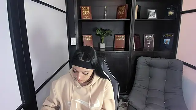 IvonnePrince  online show from September 12, 2025, 12:49 pm