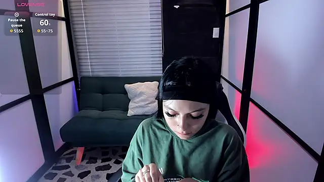 IvonnePrince  online show from September 25, 2025, 1:04 pm