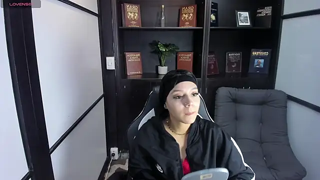 IvonnePrince  online show from October 7, 2025, 1:19 pm