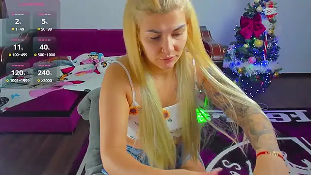 MiaKiittyy online show from December 4, 2025, 1:48 am