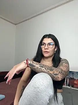 MiaKiittyy online show from January 5, 2026, 5:27 pm