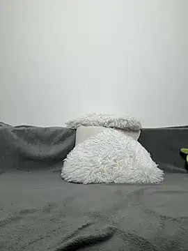 MiaKiittyy online show from April 7, 2026, 9:37 pm