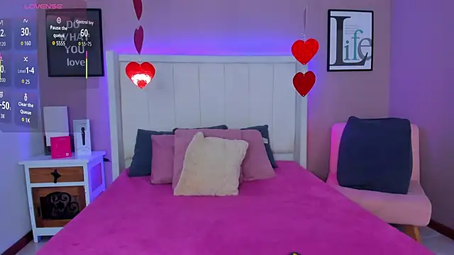 sarahyessica online show from April 16, 2026, 5:14 pm