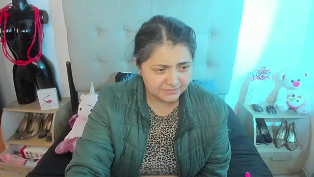 TifanyAmazinng online show from December 3, 2025, 12:14 pm