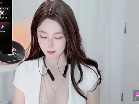 yiyi-zh online show from July 18, 2026, 3:11 am