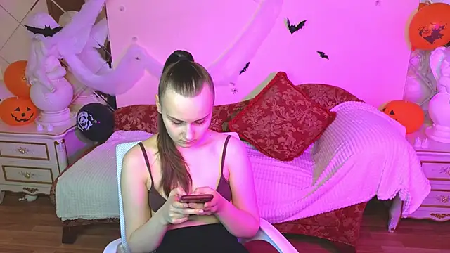 Snapshot of Kelly_Cartier chatting on October 24, 2025, 12:12 pm Kelly Cartier online show from October 24, 2025, 12:12 pm