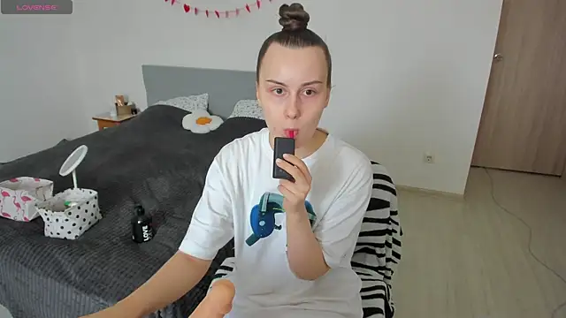 Kelly Cartier online show from February 13, 2026, 6:42 am