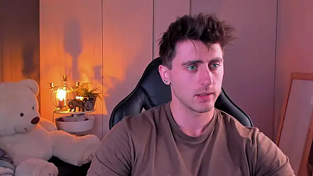 Oscar Miller  online show from October 24, 2025, 9:22 pm