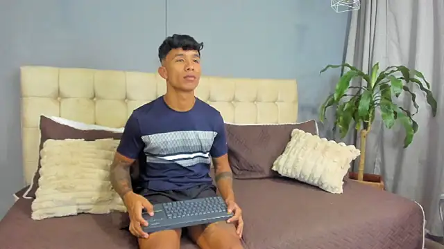 Snapshot of Frank98_ chatting on October 8, 2025, 8:39 pm Frank98 online show from October 8, 2025, 8:39 pm
