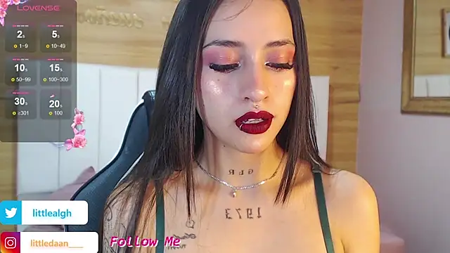 Abril Velvet a  online show from November 6, 2025, 12:50 pm