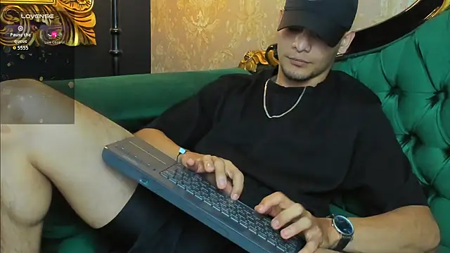 AlessandroKiing online show from July 14, 2026, 8:03 pm