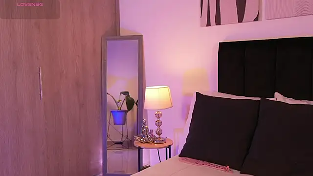 izzyvega   online show from March 7, 2026, 2:30 am